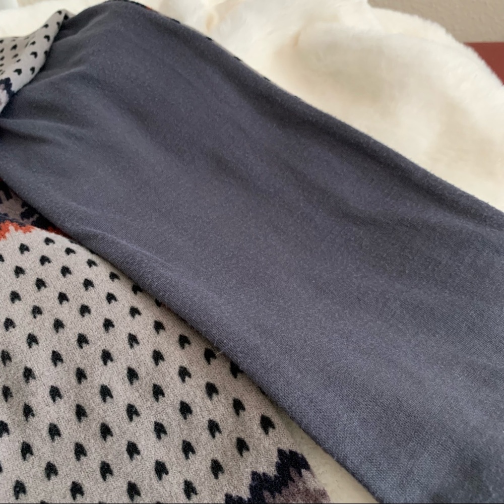 Gray scarf - Picture 7 of 11
